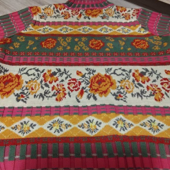 Designer sweater new size meduim very beautiful color  short sleeves - Picture 3 of 3